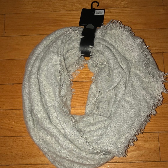 Brand new Infinity Scarf 🧣 - Picture 4 of 4